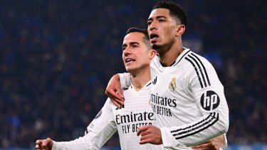 El mediocampista inglés Jude Bellingham, del Real Madrid, celebra con el español Lucas Vázquez el tercer gol de su equipo en un partido contra el Atalanta, el 10 de diciembre de 2024.