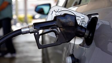 Expertos pronostican una nueva escalada de los precios de la gasolina junto al de los valores del petróleo.