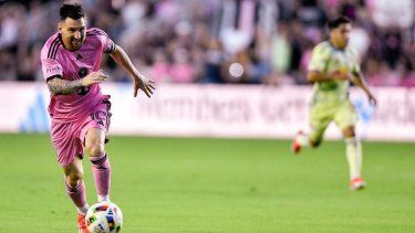 El argentino Lionel Messi, del Inter Miami, conduce el balón durante el partido ante los Red Bulls de Nueva York, el sábado 4 de mayo de 2024, en Fort Lauderdale, Florida.