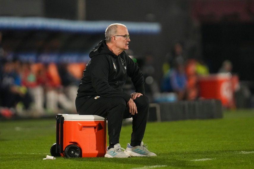 El técnico de Uruguay, Marcelo Bielsa, durante el partido contra Paraguay por las eliminatorias del Mundial, el viernes 6 de septiembre de 2024, en Montevideo.