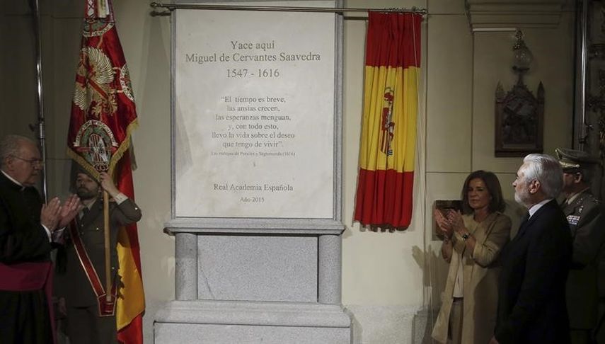 El monumento funerario, que atesora los restos del literato español, los de su esposa y los de otras personas enterradas junto a ellos, fue inaugurado por la alcaldesa en funciones de la capital española, Ana Botella, y por el director de la Real Acade