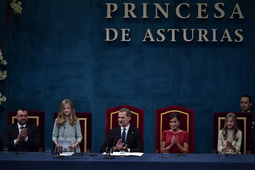 Leonor, princesa de Asturias, pronuncia su primer discurso durante la ceremonia de los Premios Princesa de Asturias, acompa&ntilde;ada de su padre, el rey Felipe VI de Espa&ntilde;a, su madre, la reina Letizia, y su hermana Sof&iacute;a, a la derecha.&nbsp;