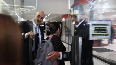 Personal de seguridad vigila la puerta principal del edificio en el que se ubica la Casa de Moneda federal en la Ciudad de México, el martes 6 de agosto de 2019.