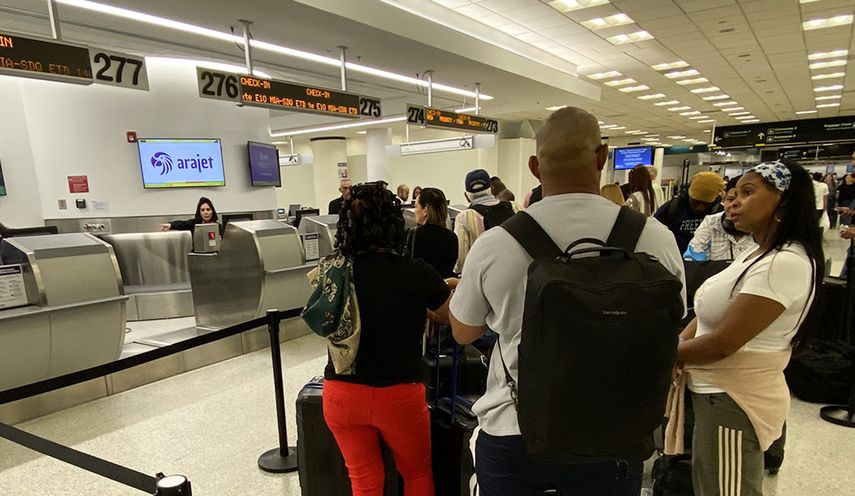 Pasajeros acuden al mostrador de Arajet en el Aeropuerto Internacional Miami, Estados Unidos.