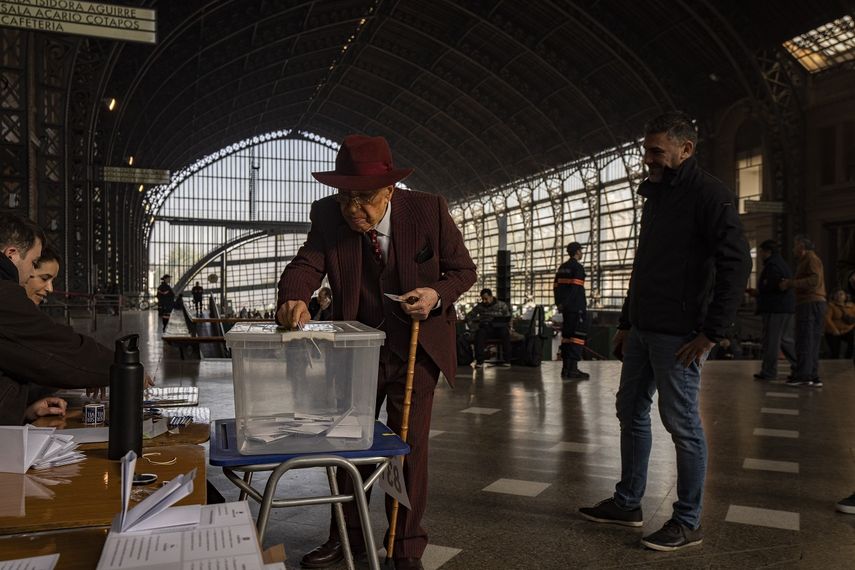 Un anciano vota durante una elección para elegir a los miembros de un Consejo Constitucional que redactará una nueva propuesta de Constitución, en la antigua estación de trenes de Mapocho, ahora un centro cultural, en Santiago, Chile, el domingo 7 de mayo de 2023.&nbsp;