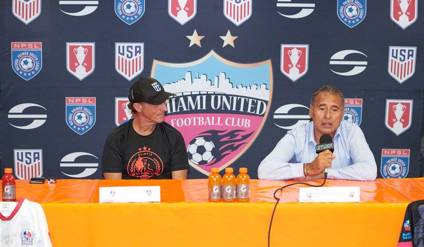 Pedro Troglio (con gorra) y José Luis Villarreal, entrenadores del Olimpia de Honduras y Miami United, en la conferencia de prensa del miércoles 20 de julio del 2022.&nbsp;