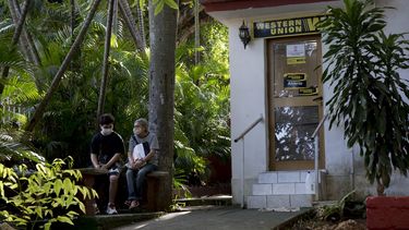 La gente espera ser atendida en una oficina de Western Union en su último día de operaciones en La Habana, Cuba, el lunes 23 de noviembre de 2020.&nbsp;