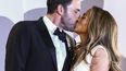 Jennifer Lopez, derecha, y Ben Affleck se besan a su llegada al estreno de “The Last Duel” en la 78ª edición del Festival Internacional de Cine de Venecia en Venecia, Italia, el 10 de septiembre de 2021.&nbsp;