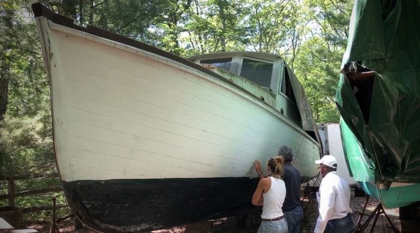 En esta foto del 20 de julio del 2020 proporcionada por David Bigelow en Vineyard Haven, Massachuses, parte de un bote que est&aacute; siendo transformado en una r&eacute;plica del bote Orca de la pel&iacute;cula de Stieven Spielberg Jaws (Tibur&oacute;n).&nbsp;