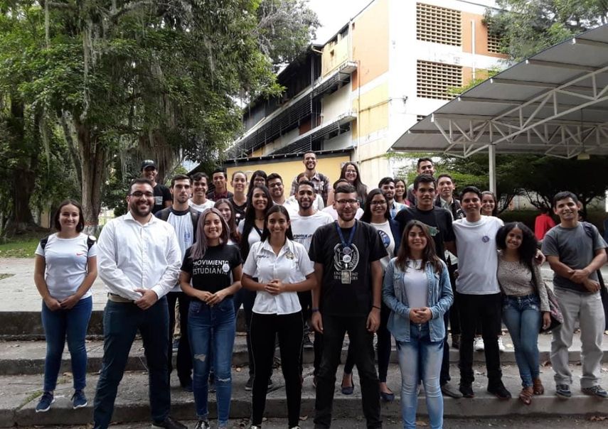 Fotograf&iacute;a de Ornella Samantha G&oacute;mez, al centro en la imagen, reci&eacute;n electa presidenta de la Federaci&oacute;n de Centros Universitarios FCU-ULA, publicada por el l&iacute;der opositor venezolano Henrique Capriles en su cuenta oficial de Twitter el 30 de enero de 2020.