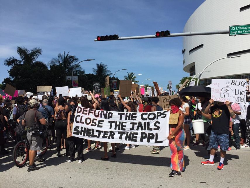 Momentos en que inicia la caminata en protesta por la muerte del afroamericano George Floyd, ocurrida el pasado 25&nbsp;en Minneapolis, luego que un agente de polic&iacute;a le presion&oacute; el cuello con su rodilla.