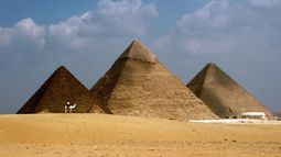 Vista de la&nbsp;pirámide de Keops en las afueras de El Cairo, Egipto
