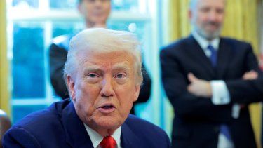 El presidente de Estados Unidos, Donald Trump, habla con los periodistas mientras firma órdenes ejecutivas en el Despacho Oval de la Casa Blanca el 9 de abril de 2025 en Washington, DC.