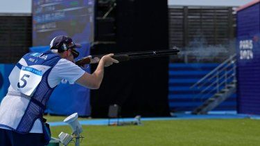 El guatemalteco Jean Pierre Brol Cárdenas compite en la final de fosa, en el tiro de los Juegos Olímpicos, el martes 30 de julio de 2024, en Chateauroux, Francia.