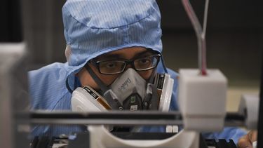 En esta fotograf&iacute;a difundida por la Agencia de Noticias Xinhua, un empleado inspecciona el funcionamiento de una de numerosas impresoras 3D que fabrican sin parar gafas para personal m&eacute;dico ante el brote de coronavirus en una planta ubicada en la zona de desarrollo econ&oacute;mico de la ciudad de Changsha, provincia de Hunan, en el centro de China, el martes 11 de febrero de 2020.