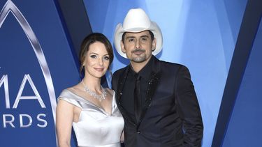 El cantante Brad Paisley y su esposa, la actriz Kimberly Williams-Paisley, llegan a la ceremonia de los Premios CMA de la Música Country el 8 de noviembre del 2017 en Nashville, Tennessee. La pareja se ha propuesta aliviar el hambre de los necesitados. 