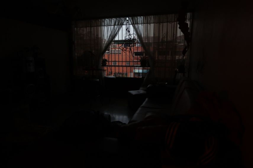 Vista de las calles sin luz en la madrugada de este domingo, por el apagón que suma casi tres días, en Caracas. 
