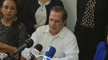 Fotografía de archivo fechada el 7 de noviembre de 2018 que muestra al excanciller del Gobierno de Rafael Correa (2007-2017),&nbsp;Ricardo&nbsp;Patiño&nbsp;(cen.), durante una rueda de prensa en Quito.