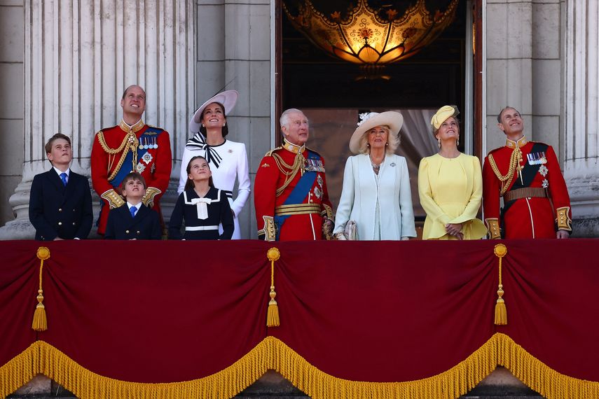 Los príncipes de Gales, William y Kate Middleton, junto a sus hijos, los reyes de Inglaterra, Carlos III y Camila, la duquesa de Edimburgo Sofía y el príncipe Eduardo observan cómo el equipo acrobático de la Real Fuerza Aérea Británica (RAF), las Flechas Rojas, realizan un vuelo sobre el Palacio de Buckingham después de asistir al Desfile del Cumpleaños del Rey Trooping the Colour en Londres el 15 de junio de 2024