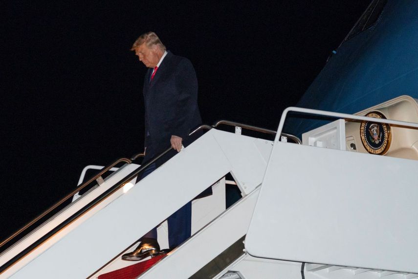 El presidente Donald Trump baja del Air Force One el 12 de enero de 2021 en la Base Andrews de la Fuerza Aérea, en Maryland. Una mansión que vendió en 2008 en Palm Beach está a la venta.&nbsp;