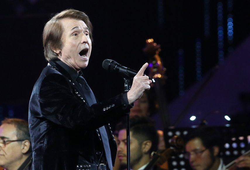 Una superestrella de la canción que ha protagonizado más de una docena de películas como Digan lo que Digan, Mi Gran Noche, Sin un Adiós, Volveré a Nacer, El Ángel o El Golfo.