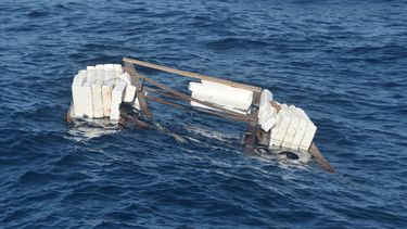 Embarcación volcada en la que se movilizaban 10 cubanos.