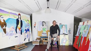 El pintor español Xevi Solà posa junto a algunas de sus obras.&nbsp;