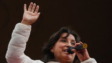 En esta foto de archivo tomada el 11 de julio de 2021, la entonces candidata a la vicepresidencia de Perú, Dina Boluarte, se dirige a la prensa en la sede del Partido Perú Libre en Lima, durante la campaña electoral&nbsp;