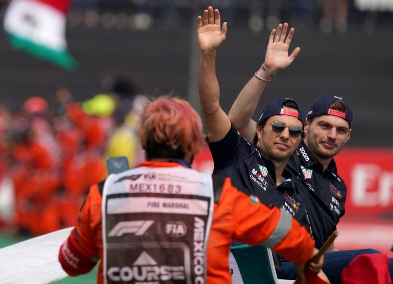 En foto del domingo 30 de octubre del 2022, el piloto Max Verstappen y el mexicano Sergio Perez de Red Bull saludan a los aficionados antes del Gran Premio de México. 