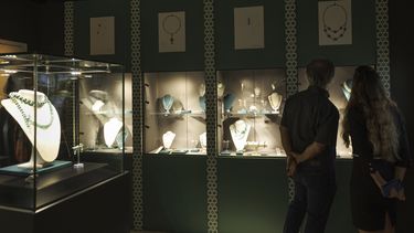 Visitantes miran joyas Bulgari en la exposición El mundo de Heidi Horten con 700 piezas de joyería de la fallecida multimillonaria austriaca Heidi Horten, en la Casa de Subastas Christies en Ginebra, Suiza, el lunes 8 de mayo de 2023.&nbsp;