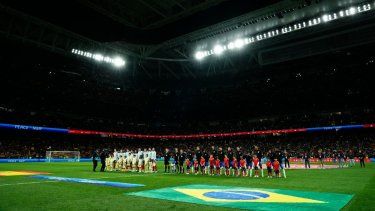 Los jugadores de Brasil y España previo a un partido amistoso en el estadio Santiago Bernabéu en Madrid, el martes 26 de marzo de 2024.
