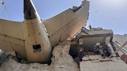 Foto publicada en la cuenta X (anteriormente Twitter) de la Fuerza Central de Seguridad Industrial (CISF) el 12 de junio de 2025, que muestra la parte trasera de un avión de Air India tras estrellarse en una zona residencial cerca del aeropuerto de Ahmedabad.
