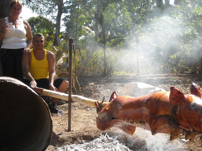Suele ser tarea de los hombres asar el puerco hasta que el pellejo del animal se tueste completamente.