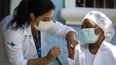 La enfermera Angela Cassiano recibe una vacuna contra el coronavirus fabricada por la empresa china Sinovac, el miércoles 20 de enero de 2021, en el hogar de ancianos donde trabaja en Río de Janeiro, Brasil. &nbsp;
