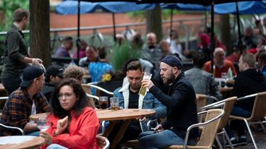 Personas sentadas en un bar en la calle Canal en la aldea gay de Manchester, Inglaterra, el s&aacute;bado 4 de julio de 2020.&nbsp;