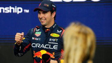 El piloto mexicano de Red Bull, Sergio Pérez, celebra al quedar en la primera posición de la sesión de clasificación del sábado para el Gran Premio de Arabia Saudí, el 18 de marzo del 2023. 