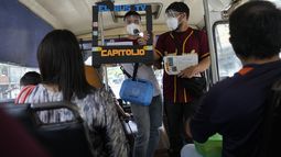 Juan Pablo Lares (der) y Maximiliano Bruzal simulan la transmisión de un noticiero televisivo en un autobús de Caracas el 31 de julio del 2021. Es una de las formas en que periodistas independientes tratan de informar a la gente en Venezuela, donde el gobierno hostiga y dificulta la vida a los medios no oficiales.