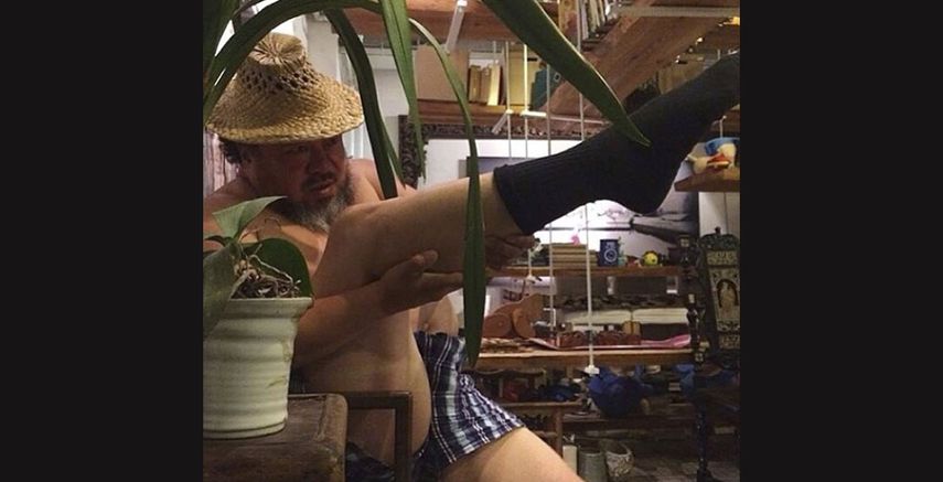 En esta foto subida a Instagram y publicada por Ai Weiwei, el artista sostiene su pierna como si apuntara con un rifle en Beijing. (AP)