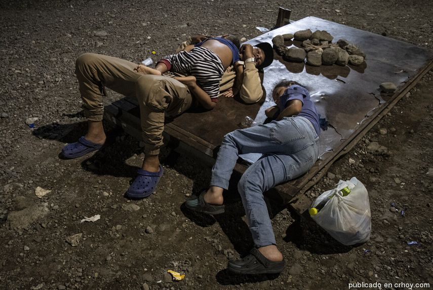 Migrantes acampan a la interperie durante su travesía por el Darién.&nbsp;