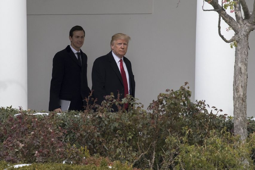 El presidente Donald Trump camina por uno de los pasillos de la Casa Blanca junto a su yerno&nbsp;Jared Kushner en marzo de 2017.