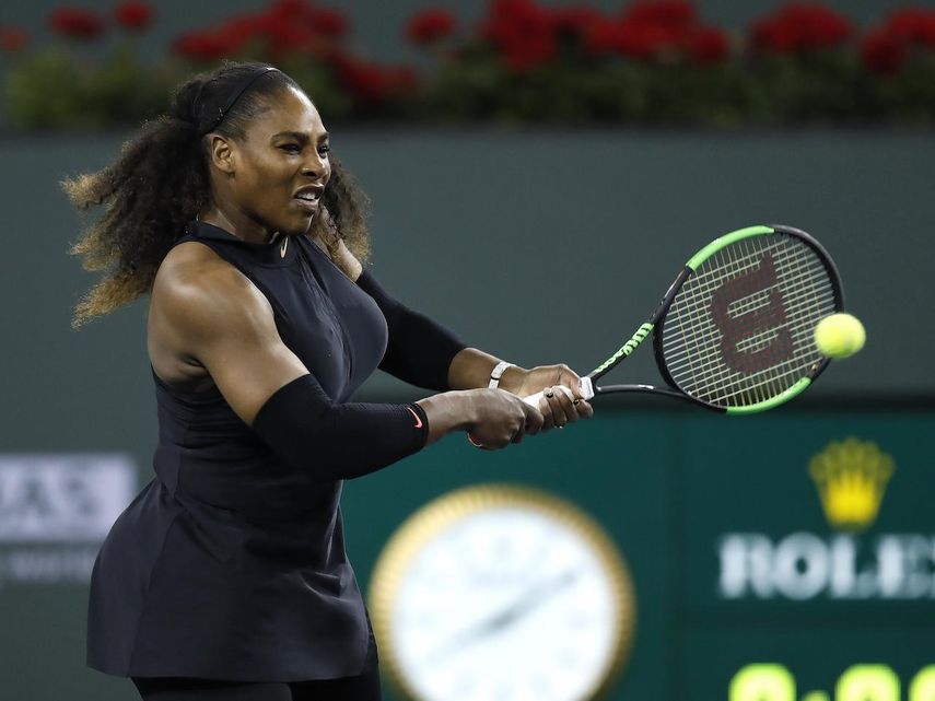 La estadounidense Serena Williams devuelve la pelota a la kazaja Zarina Diyas.