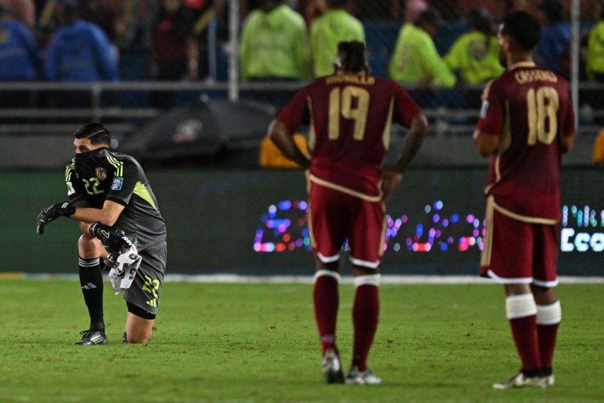 El portero venezolano Rafael Romo reacciona tras perder el partido de las eliminatorias sudamericanas para la Copa Mundial de la FIFA 2026 entre Venezuela y Colombia en el Estadio Monumental de Maturín, en Maturín, Venezuela, el 9 de septiembre de 2025.&nbsp;