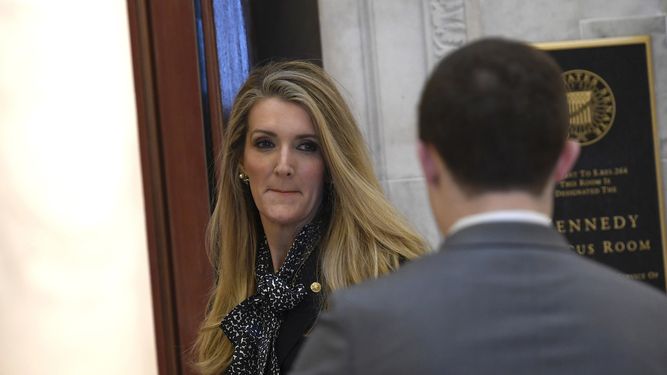 La senadora republicana Kelly Loeffler arriba a un almuerzo de trabajo de legisladores de su partido en el Capitolio, Washington, 20 de marzo de 2020.&nbsp;