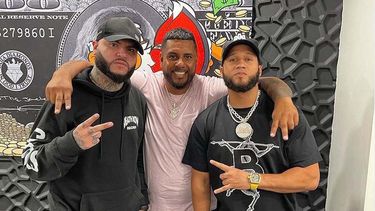 El joyero Víctor Rodríguez (centro), junto a Farruko y El Alfa.&nbsp;