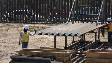 Trabajadores avanzan en la construcción del muro fronterizo entre México y EEUU en Calexico, en abril de 2018.