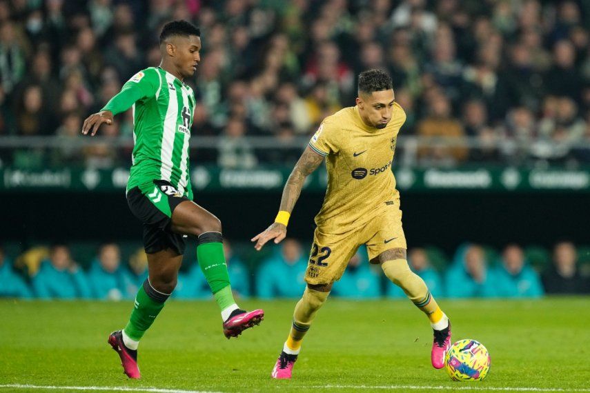 Raphinha del Barcelona pelea por el balón con Abner del Real Betis en el encuentro de la liga española el miércoles 1 de febrero del 2023.&nbsp;