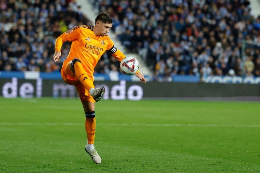 El mediocampista del Real Madrid, Federico Valverde, maneja el balón en un partido contra el Leganés, el 24 de noviembre de 2024.