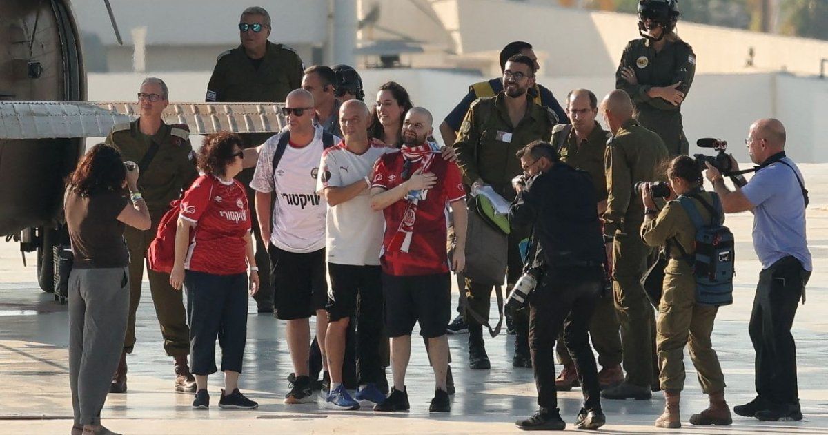 Tras más de dos años de cautiverio, los últimos 20 rehenes vivos de Gaza regresan a Israel