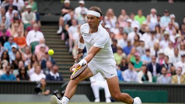ARCHIVO - El español Rafael Nadal regresa un tiro de Taylor Fritz en partido de Wimbledon, en Londres, el miércoles 6 de julio de 2022.&nbsp;