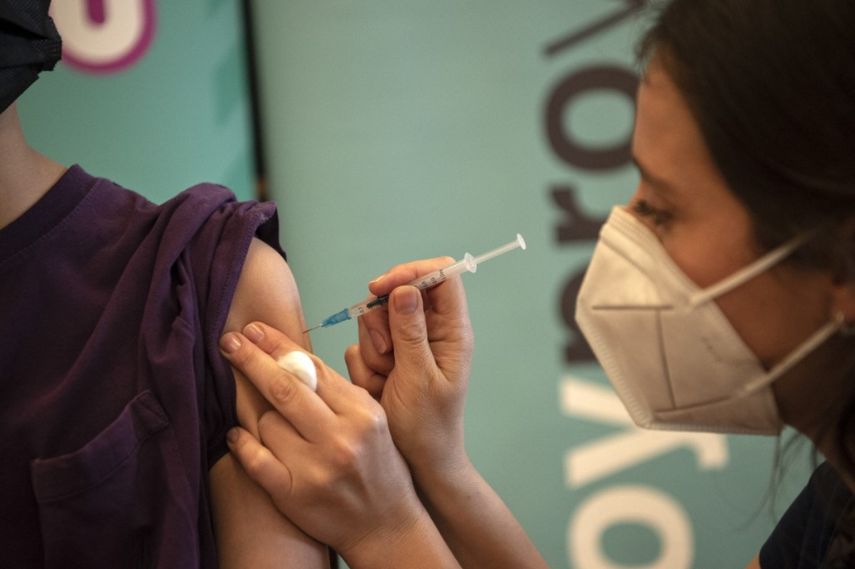 Un trabajador de salud prepara una dosis de la vacuna Pfizer-BioNTech contra COVID-19 para inocular a un menor en un centro de vacunación en Santiago, el 23 de junio de 2021. Chile comenzó a inocular a niños de 12 años contra COVID-19.